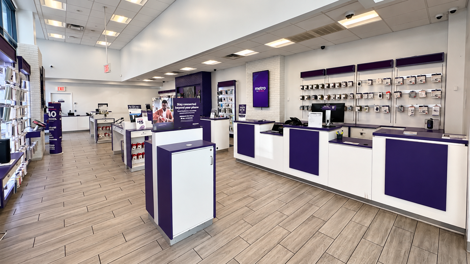Metro by T-Mobile 1861 Lexington Ave - 1861 Lexington Ave 