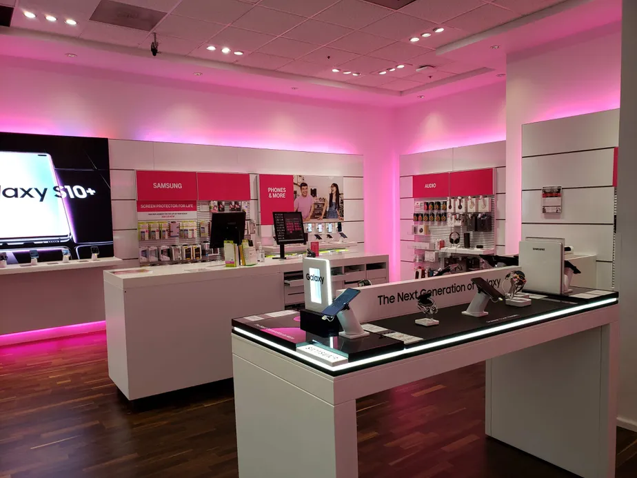 Foto del interior de la tienda T-Mobile en White Marsh Mall, Baltimore, MD