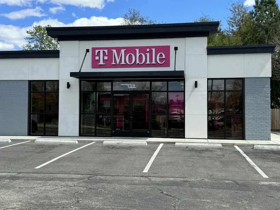 Foto del exterior de la tienda T-Mobile en Cooper & Simmons, Henderson, NC