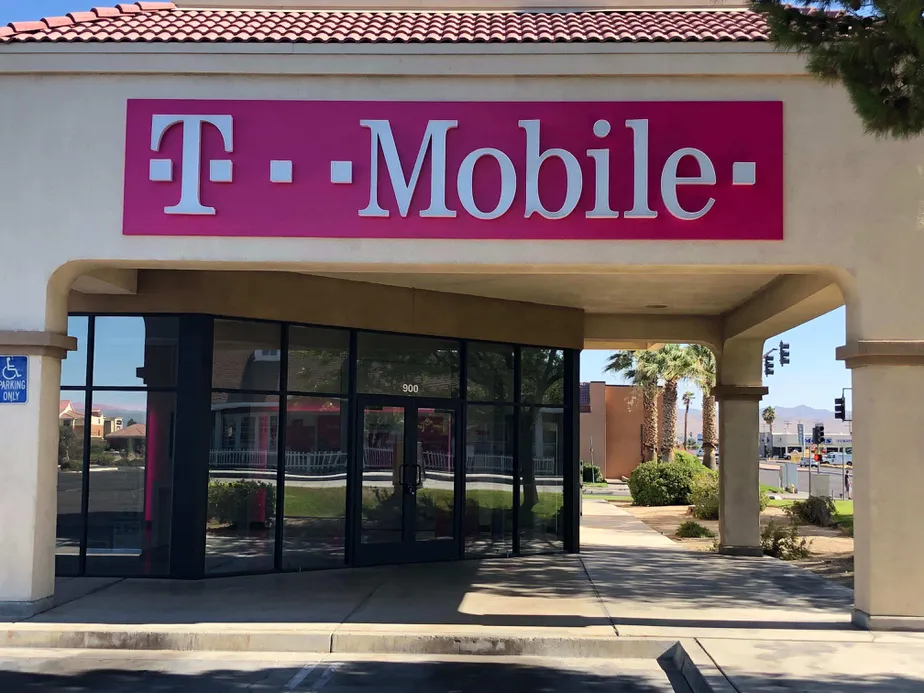 Foto del exterior de la tienda T-Mobile en China Lake & Drummond, Ridgecrest, CA