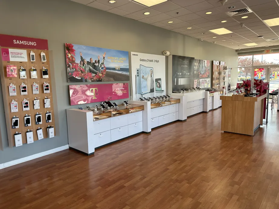 Foto del interior de la tienda T-Mobile en Clemson Corner, Frederick, MD