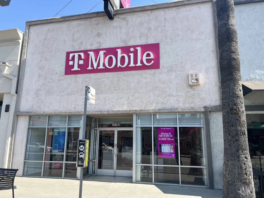 Foto del exterior de la tienda T-Mobile en Ventura Blvd & Vantage, Studio City, CA