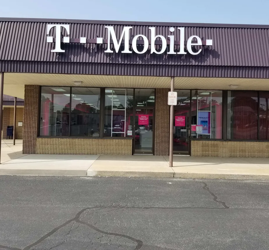 Exterior photo of T-Mobile store at S White Horse Pike & Broadway, Hammonton, NJ
