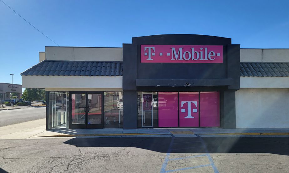 Exterior photo of T-Mobile Store at Sierra & 40th, San Bernardino, CA