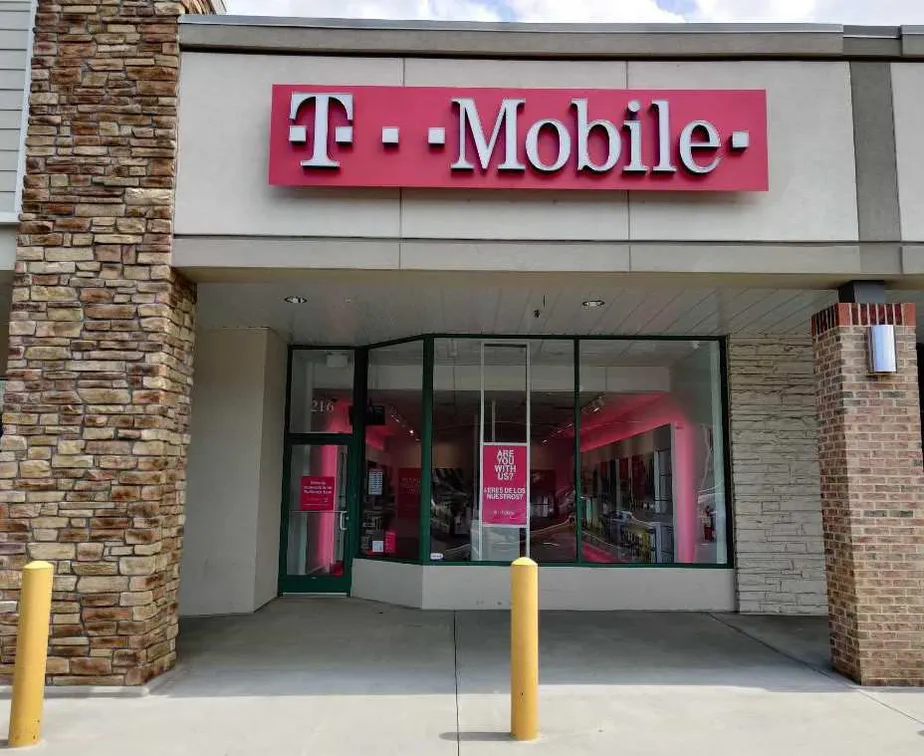 Exterior photo of T-Mobile store at Maple Ave W & Courthouse Rd Sw, Vienna, VA