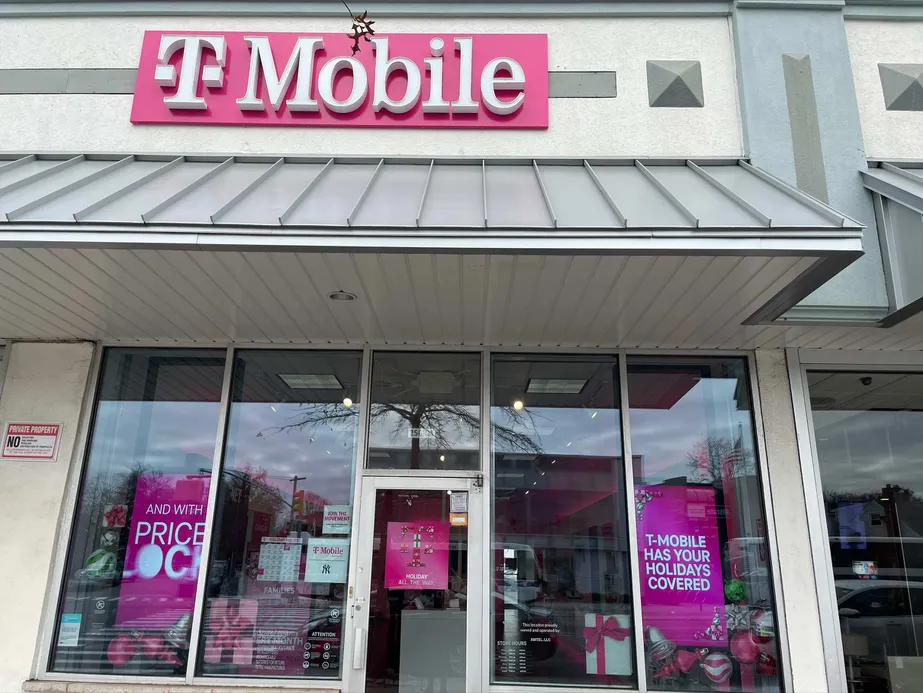  Exterior photo of T-Mobile Store at Glen Oaks Shopping Center, Glen Oaks, NY 
