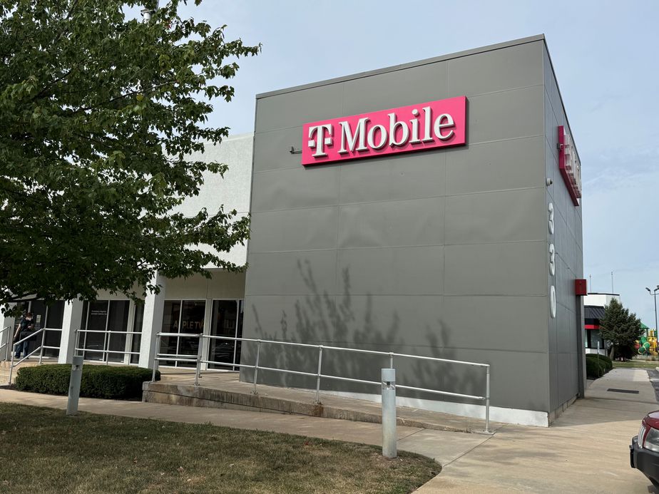 Exterior photo of T-Mobile Store at E Battlefield St & S Jefferson Ave, Springfield, MO