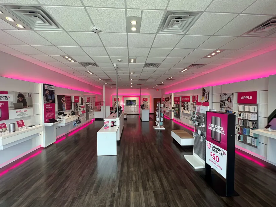 Foto del interior de la tienda T-Mobile en Highway 380 & N Custer Rd, Prosper, TX