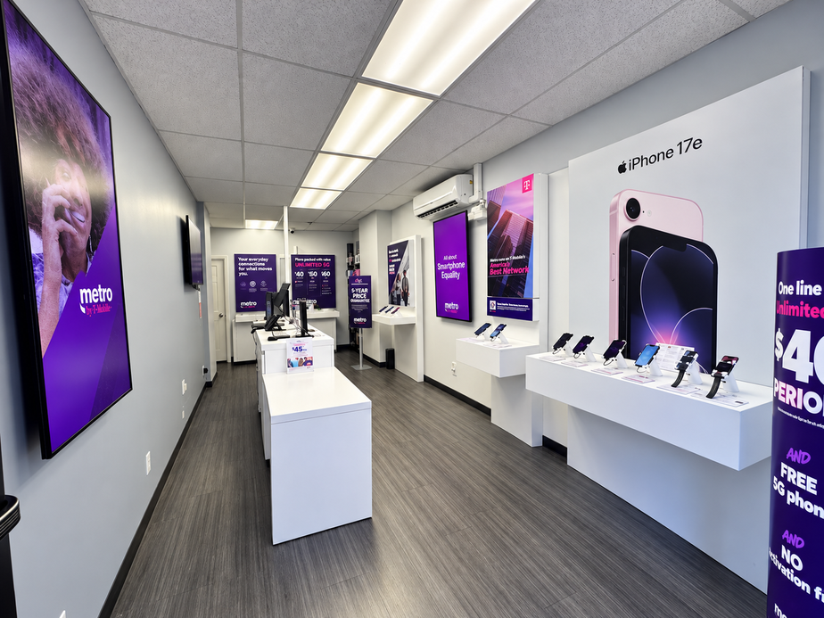 Metro by T-Mobile 225 W 23rd St - 225 W 23rd St 