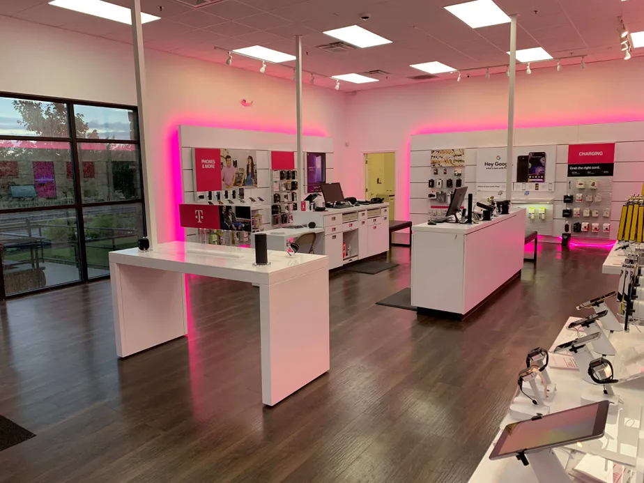 Foto del interior de la tienda T-Mobile en Forty Foot Rd & Clemens Rd, Hatfield, PA