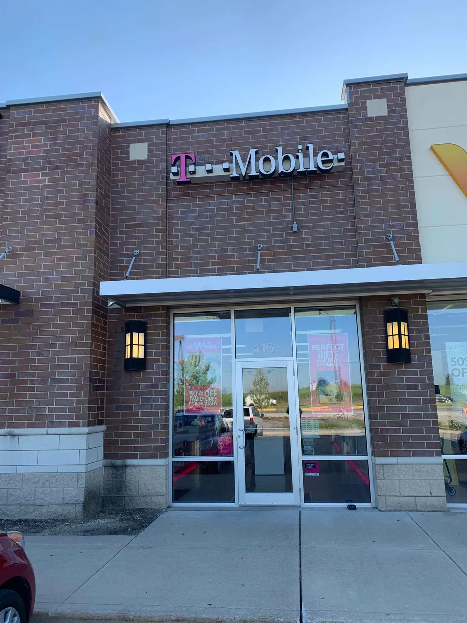 T-Mobile Randall & Mcdonald | South Elgin, IL
