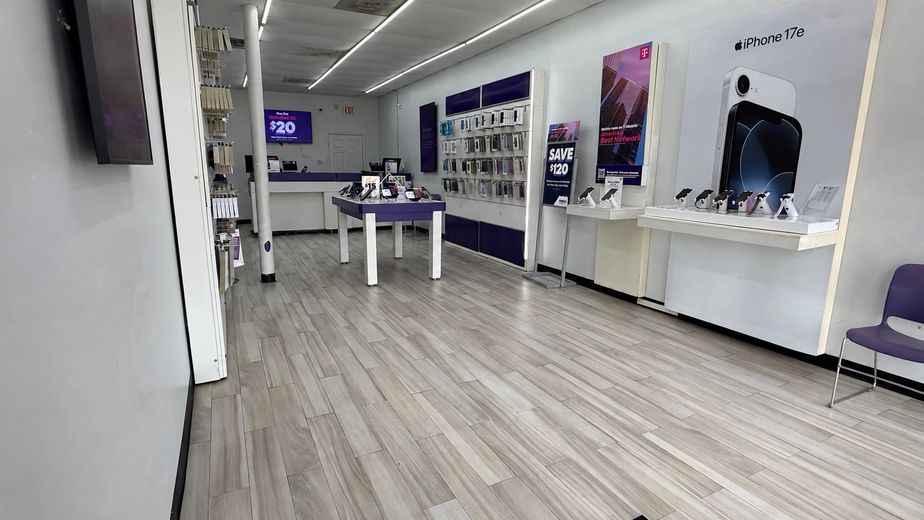 Metro by T-Mobile 18 Uvalde Rd - 18 Uvalde Rd 