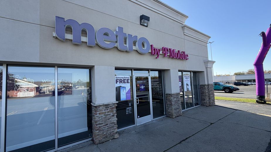 Metro by T-Mobile 1390 S Main St - 1390 S Main St 