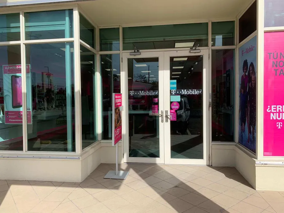 Foto del exterior de la tienda T-Mobile en Plaza Anasco, Anasco, PR