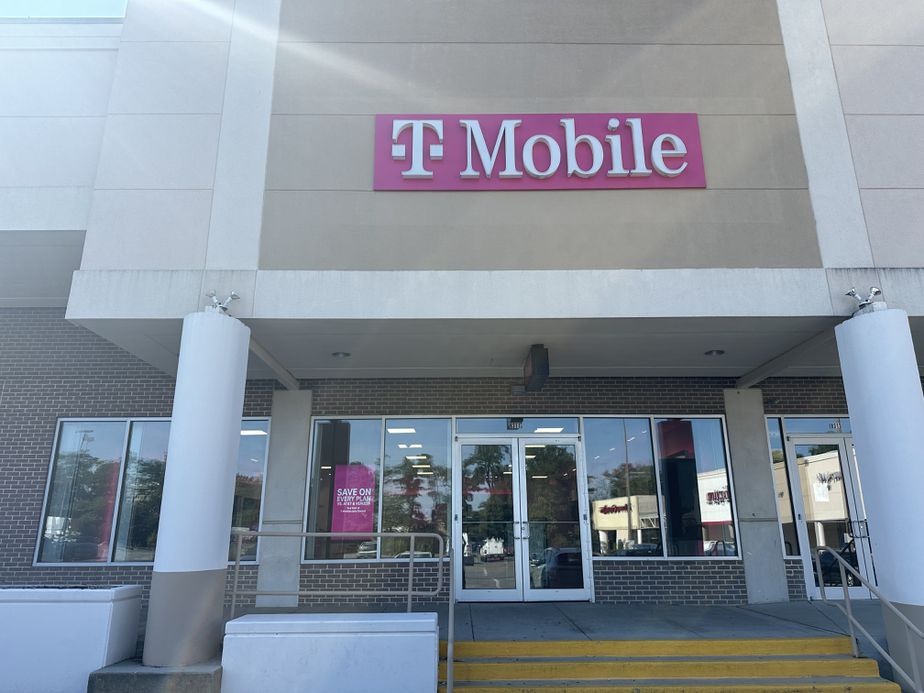 Exterior photo of T-Mobile Store at Leesburg Pike & Tysons Sq Ctr, Vienna, VA