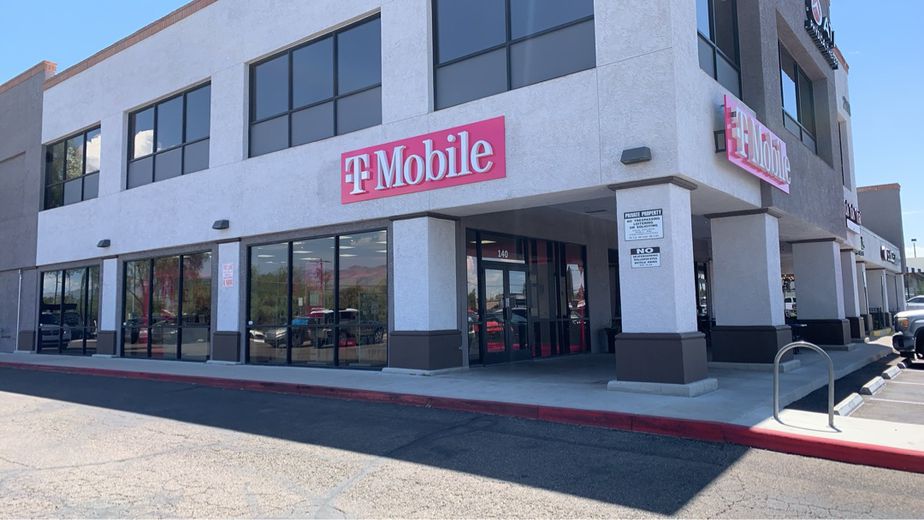 Exterior photo of T-Mobile Store at Campbell & Glenn, Tucson, AZ