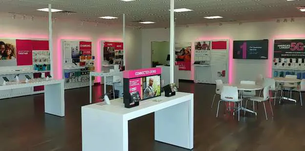 Interior photo of T-Mobile Store at Fort Campbell Blvd & Pennyrile Pkwy 2, Hopkinsville, KY