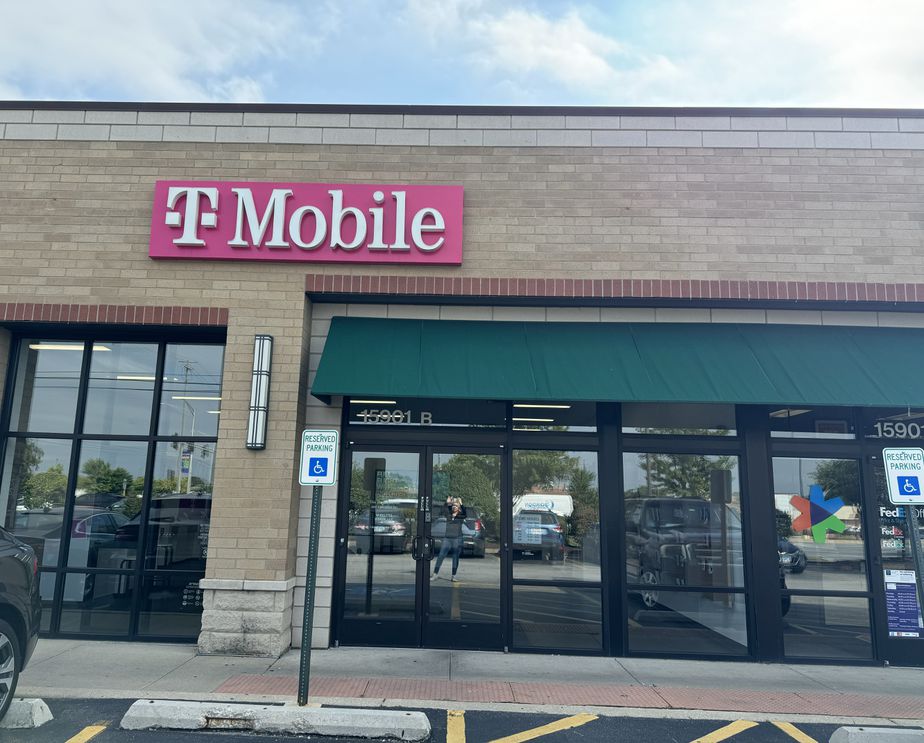 Exterior photo of T-Mobile Store at Harlem Ave & W 159th St, Tinley Park, IL