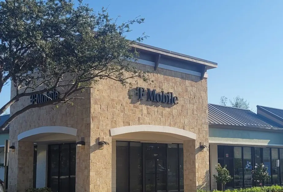 Foto del exterior de la tienda T-Mobile en University Dr & Ramblewood Dr, Coral Springs, FL