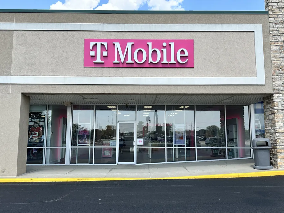  Exterior photo of T-Mobile Store at E Ash St & Looney Rd, Piqua, OH 