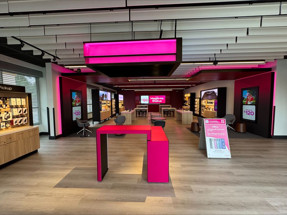  Interior photo of T-Mobile Store at Forest Ave & Barrett, Staten Island, NY 