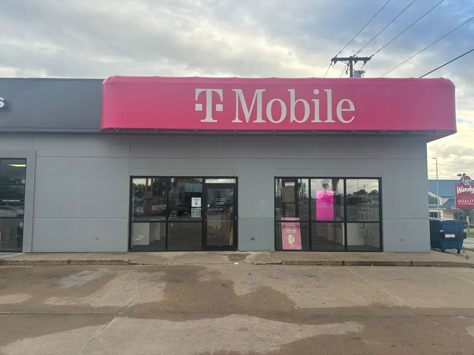  Exterior photo of T-Mobile Store at Broadway St & N 36th St, Quincy, IL 