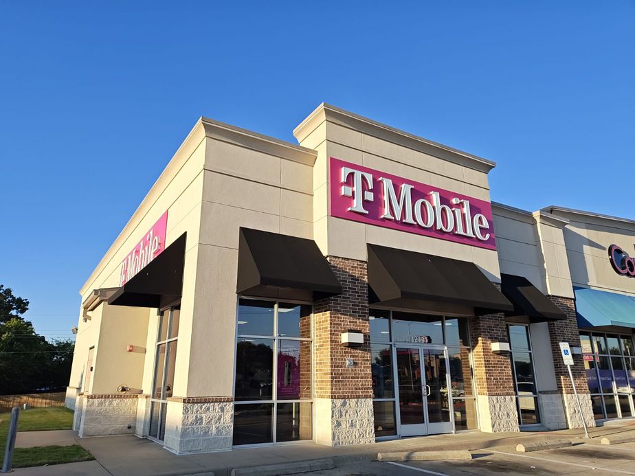 Exterior photo of T-Mobile Store at Lake June Rd & Ranchway Dr, Balch Springs, TX