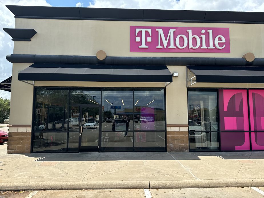 Exterior photo of T-Mobile Store at Katy Fwy & Houghton Rd, Katy, TX