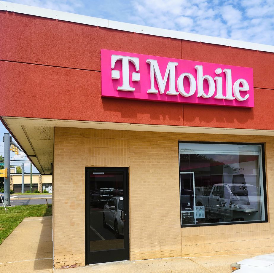 Exterior photo of T-Mobile Store at Garrisonville Rd & Brafferton Blvd, Stafford, VA