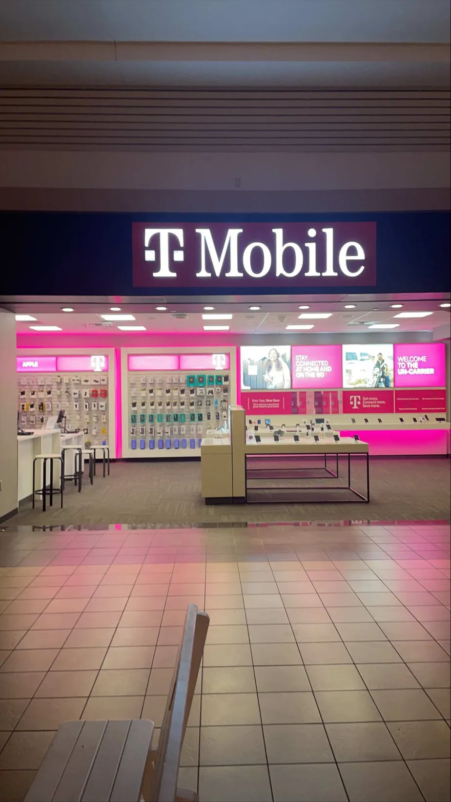 Foto del exterior de la tienda T-Mobile en Ashland Town Center, Ashland, KY