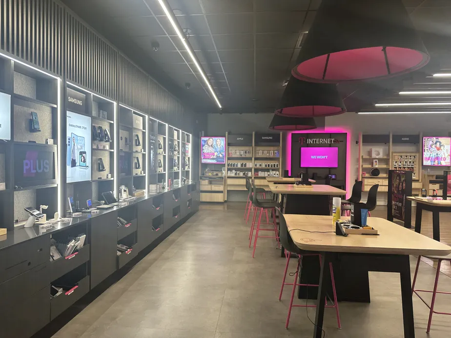 Foto del interior de la tienda T-Mobile en Columbiana Station, Columbia, SC