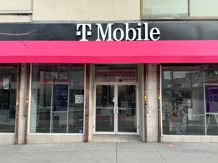 Foto del exterior de la tienda T-Mobile en Main St & N Broadway, Yonkers, NY