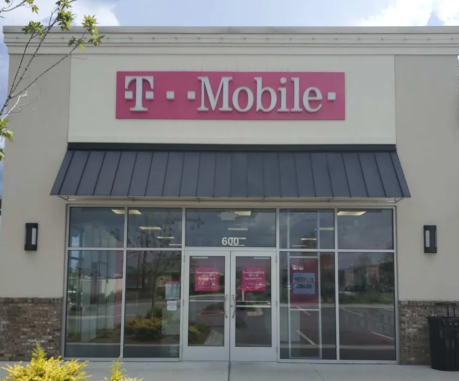  Exterior photo of T-Mobile store at Tanger Outlets Blvd & Pooler Pkwy, Pooler, GA 