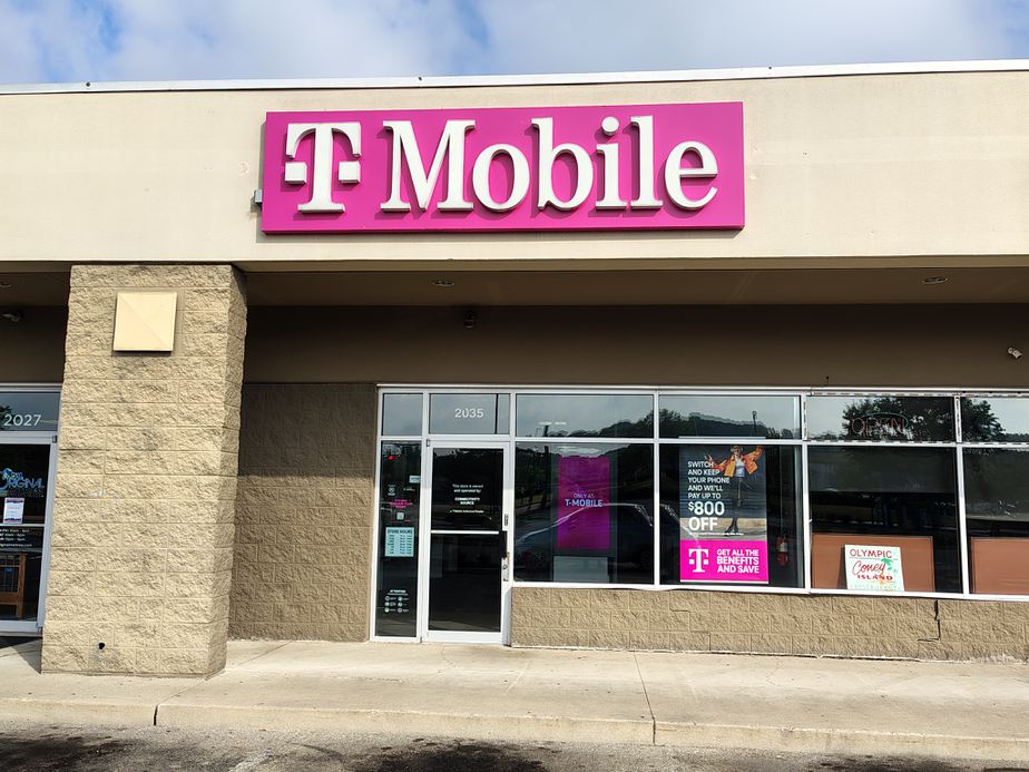 Exterior photo of T-Mobile Store at North Bechtle Square, Springfield, OH