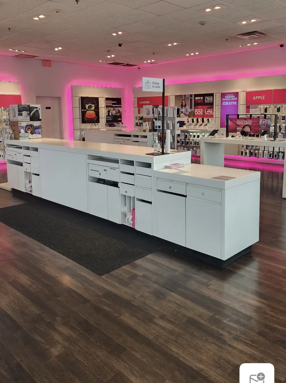 Foto del interior de la tienda T-Mobile en Bell Circle, Revere, MA
