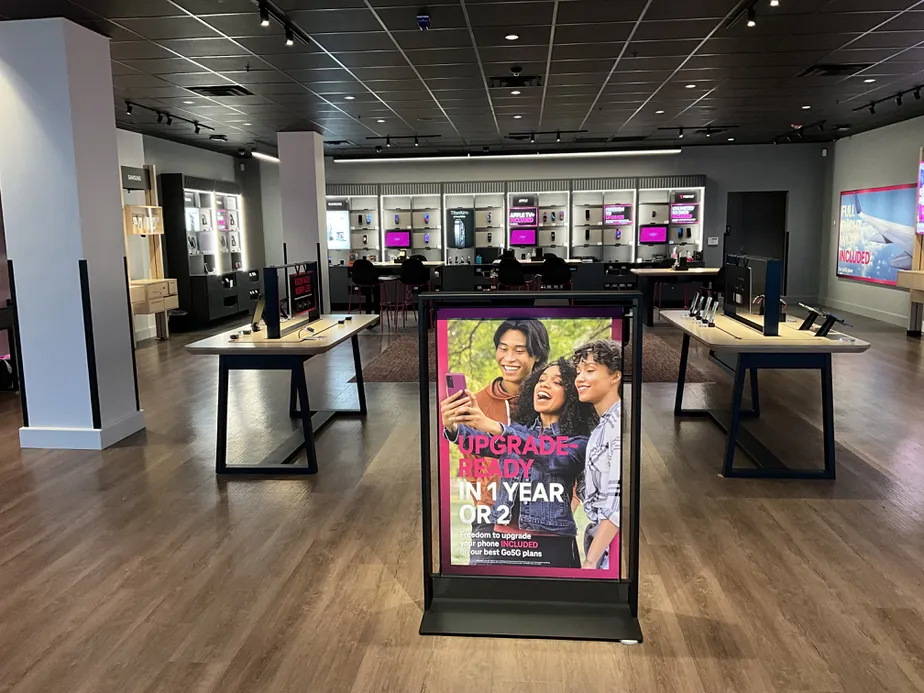 Foto del interior de la tienda T-Mobile en Shaw's Plaza, Raynham, MA