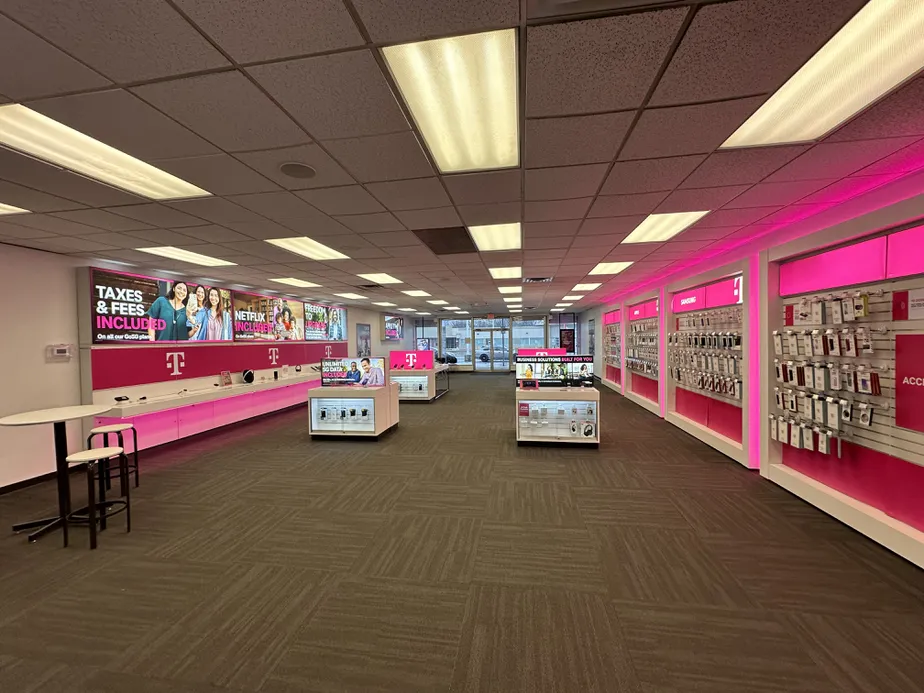 Foto del interior de la tienda T-Mobile en S Arlington St & Jonathan Ave, Akron, OH
