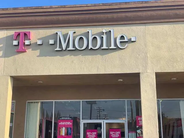 Foto del exterior de la tienda T-Mobile en Atlantic & Florence, Cudahy, CA