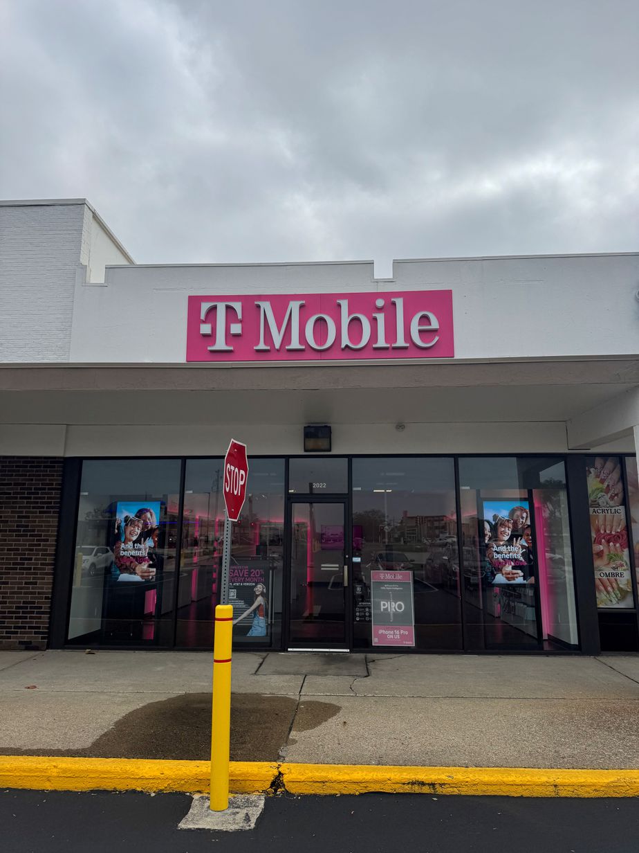Exterior photo of T-Mobile Store at Mount Zion & Aldi, Decatur, IL