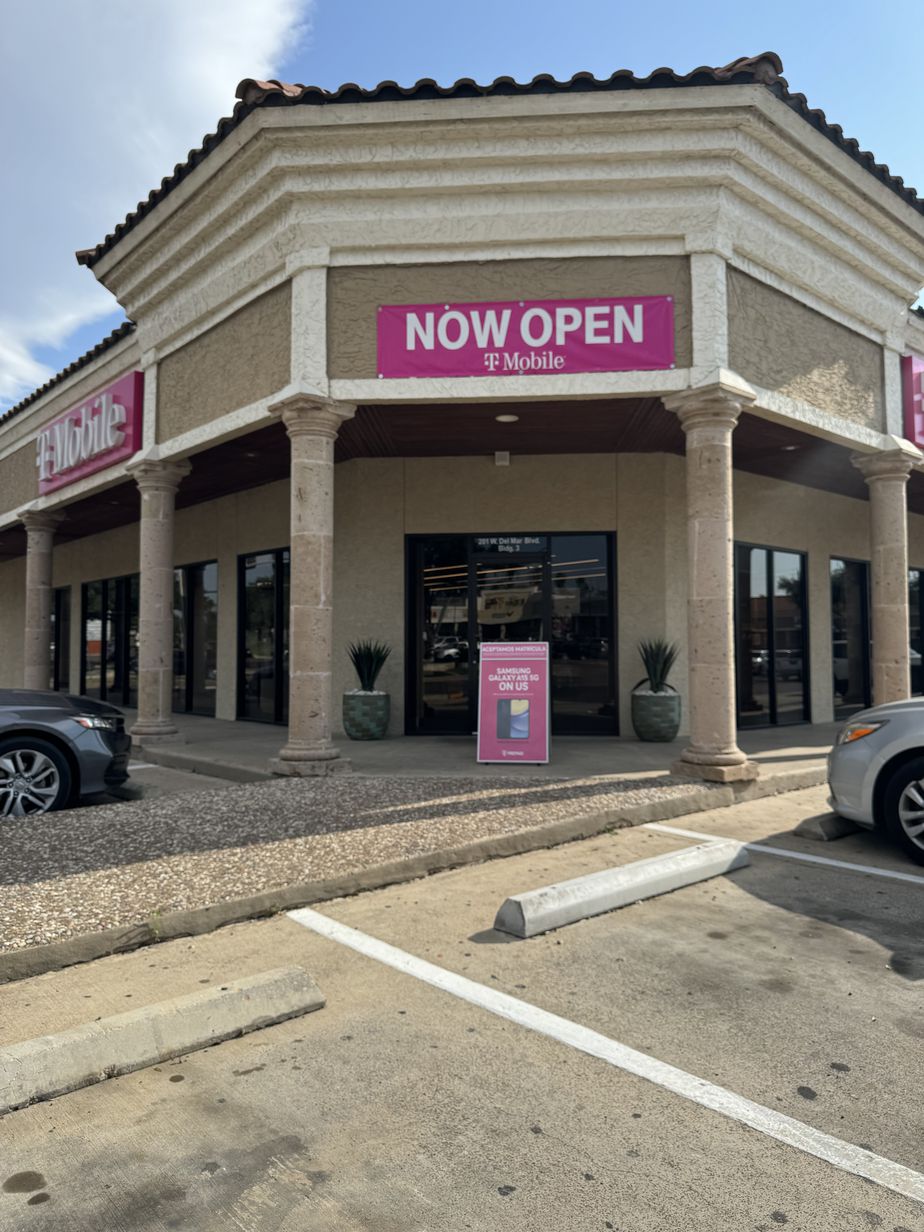 Exterior photo of T-Mobile Store at Del Mar Plaza, Laredo, TX