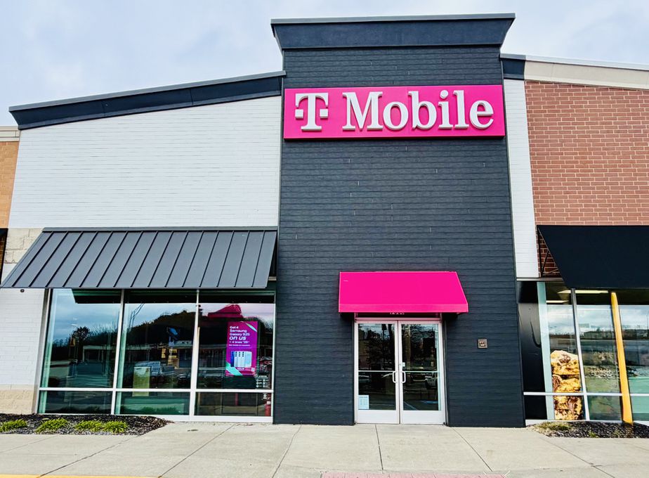  Exterior photo of T-Mobile Store at Howe & Buchholzer, Cuyahoga Falls, OH 
