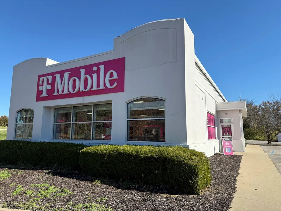  Exterior photo of T-Mobile Store at N Bluff Dr & University Ave, Fulton, MO 