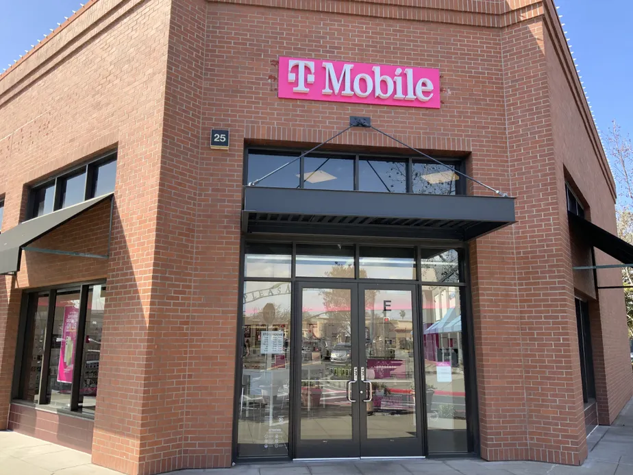Foto del exterior de la tienda T-Mobile en Downtown Pleasant Hill, Pleasant Hill, CA