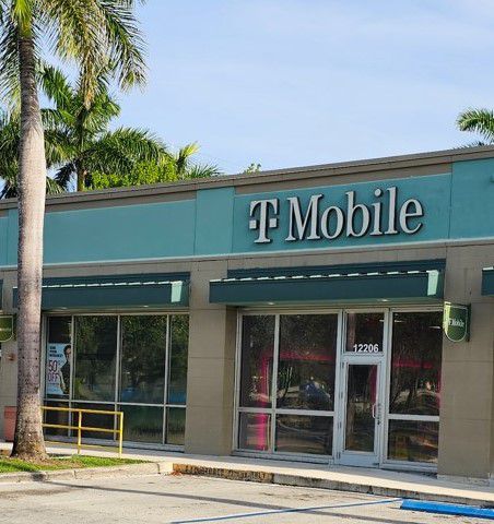 Exterior photo of T-Mobile Store at Pines Blvd & S Flamingo Rd, Pembroke Pines, FL
