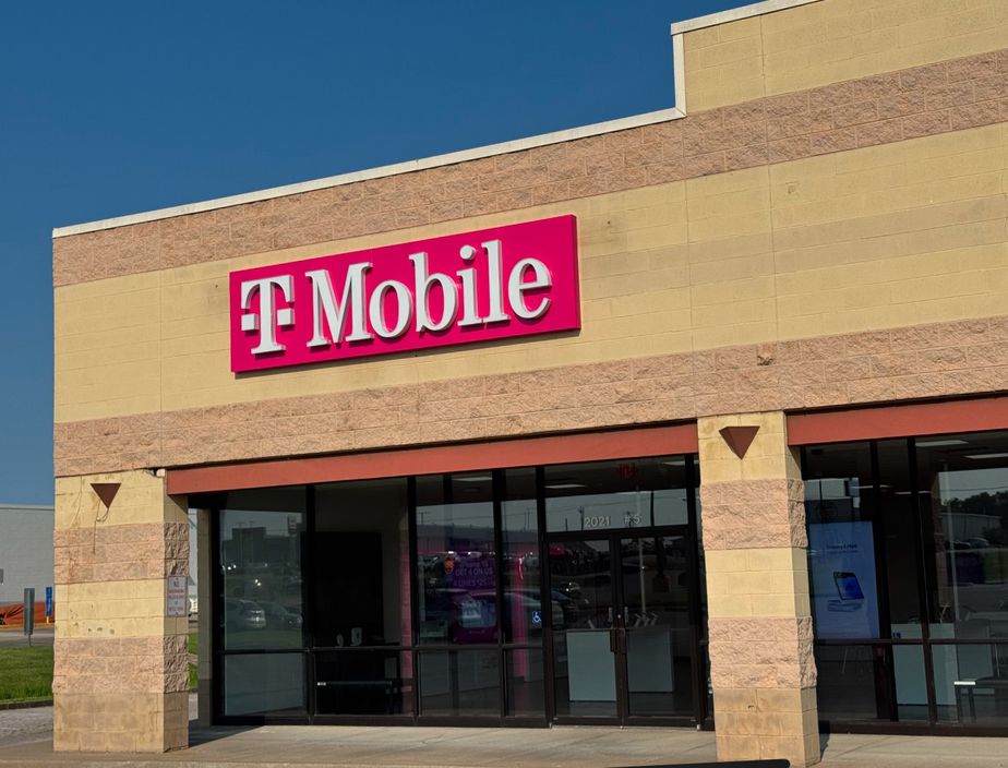 Exterior photo of T-Mobile Store at Perryville & Jefferson, Perryville, MO