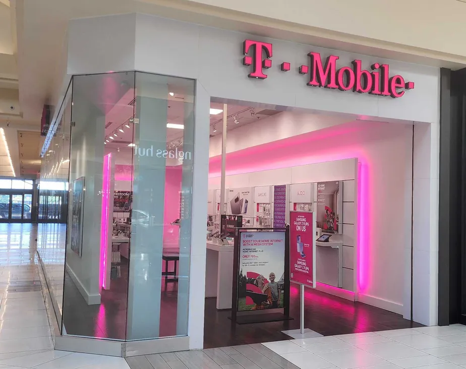  Exterior photo of T-Mobile Store at University Place, Orem, UT 