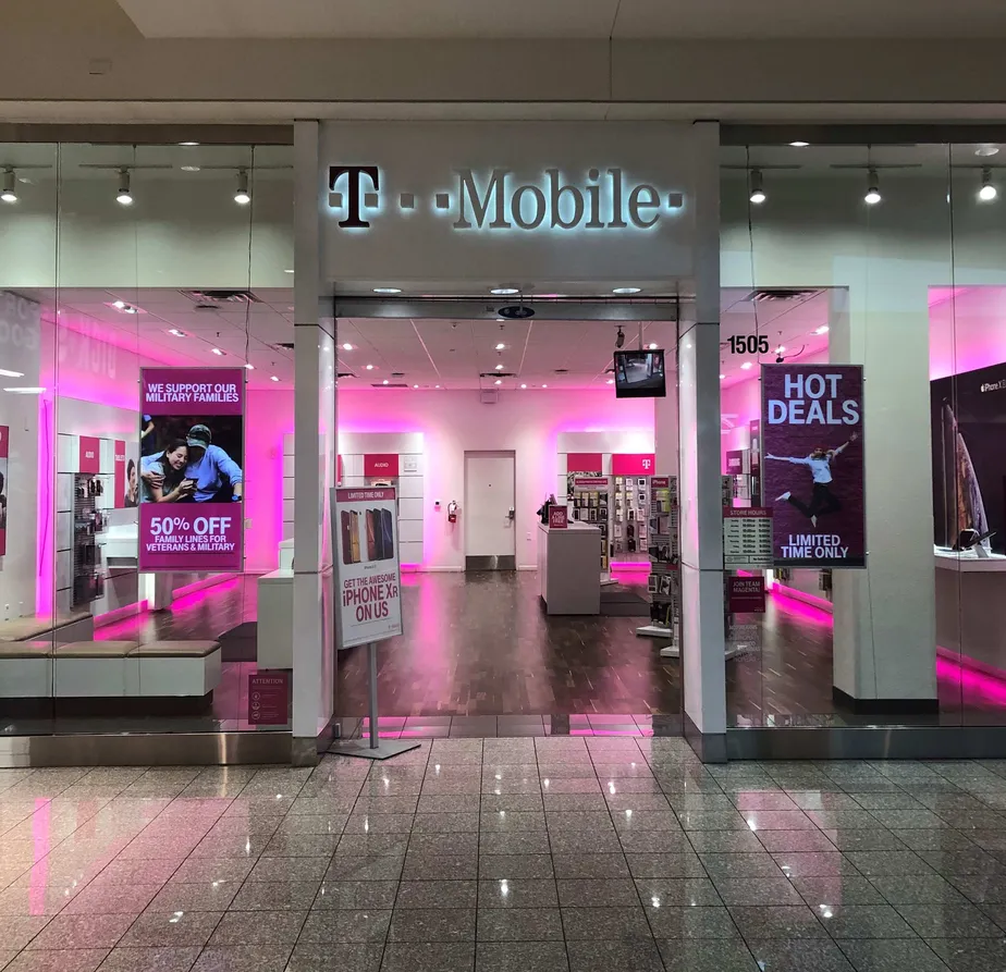 Exterior photo of T-Mobile Store at Galleria at Sunset, Henderson, NV