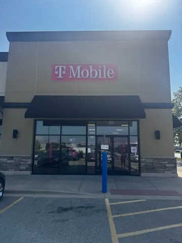  Exterior photo of T-Mobile Store at Springfield Dirksen, Springfield, IL 