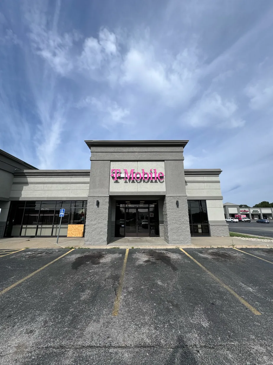  Exterior photo of T-Mobile Store at Branson Hills Pkwy & I 65, Branson, MO 