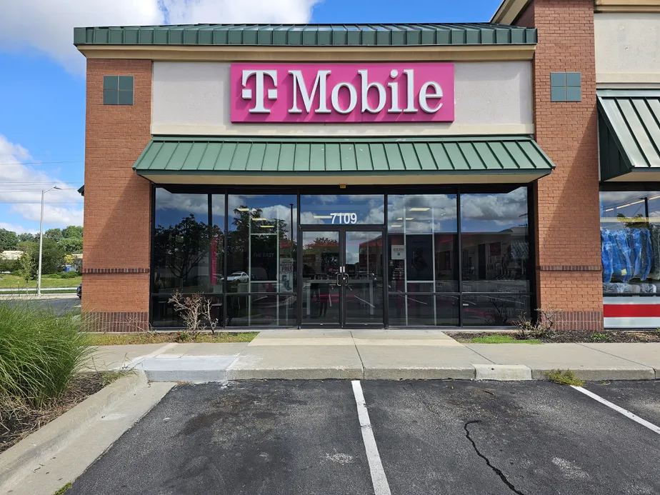  Exterior photo of T-Mobile Store at 91st & Metcalf, Overland Park, KS 